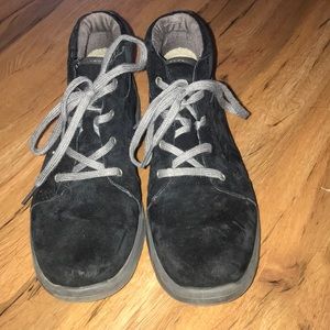 Ugg kids sneakers size 2(USA)
